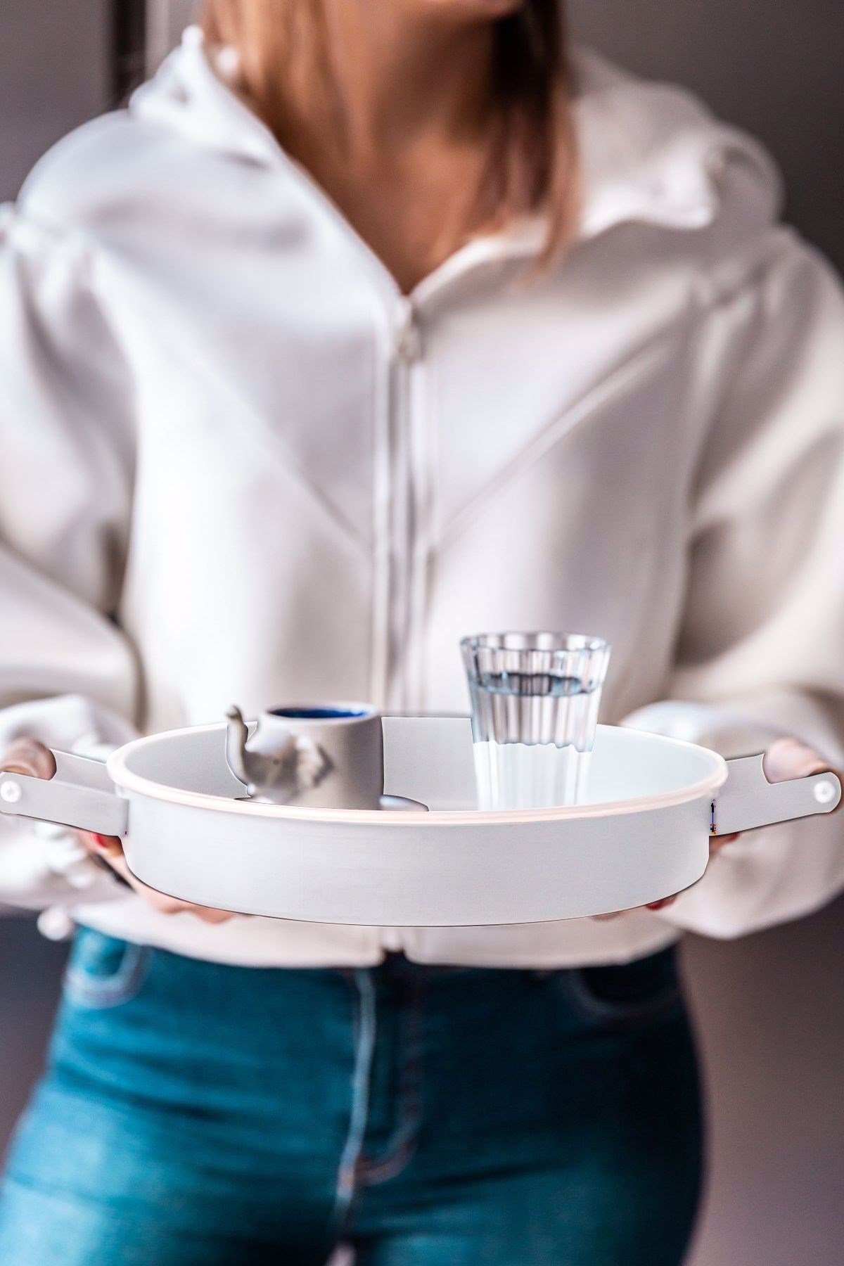 26 Cm Ahşap Kulplu Country Tarzı Beyaz Kenarlı Beyaz Küçük Boy Metal Tepsi resmi